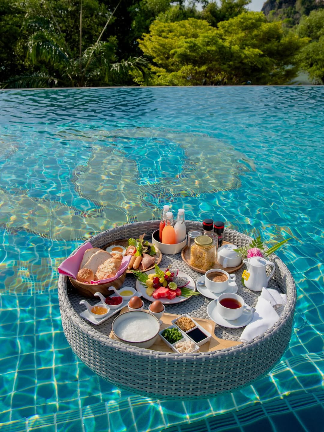 Floating breakfast tray
